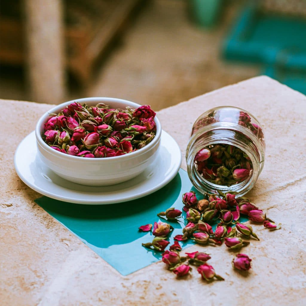 گل محمدی تازه‌چیده در سبد برداشت