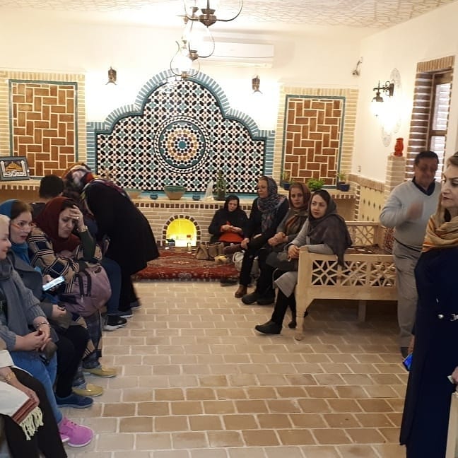 فرزند زاده جام و خم نیست کار هنری میان مردم گم… — تصویر ۲