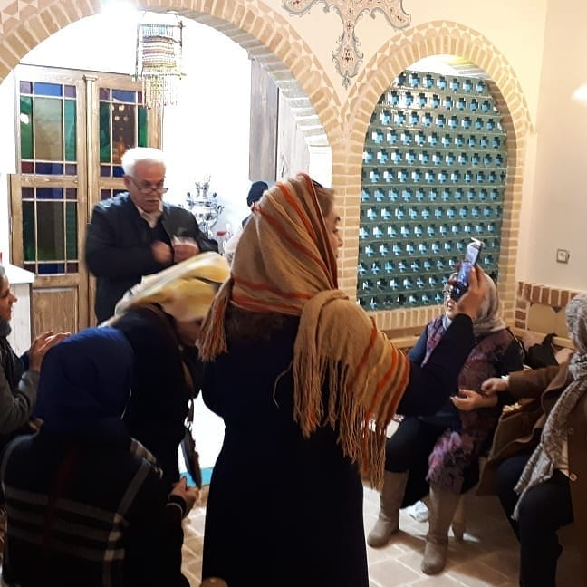 فرزند زاده جام و خم نیست کار هنری میان مردم گم… — تصویر ۳