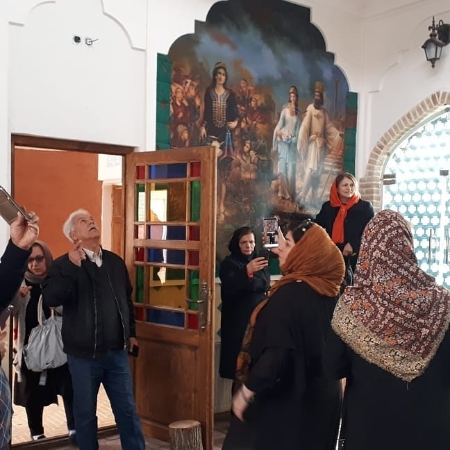 فرزند زاده جام و خم نیست کار هنری میان مردم گم… — تصویر ۵