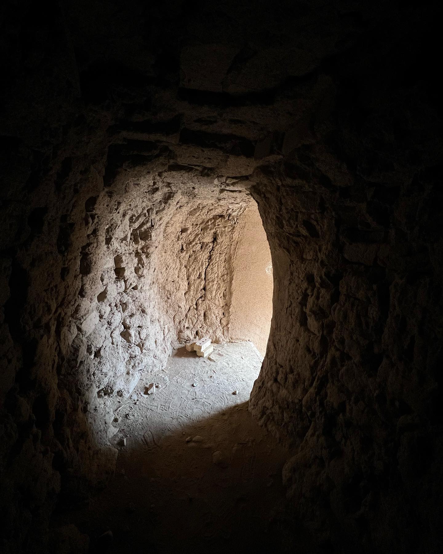 قلعه در حال تخریب ده آباد که در حال حاضر قابل ب… — تصویر ۲