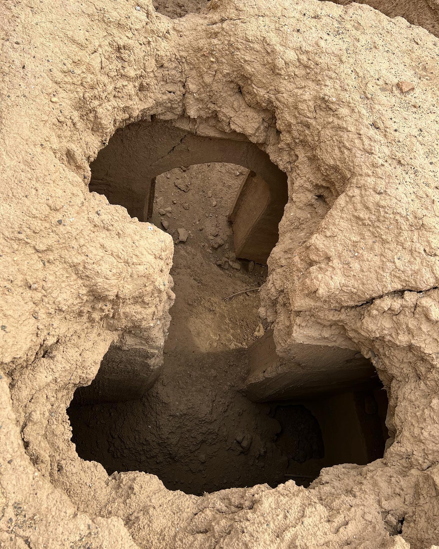 قلعه در حال تخریب ده آباد که در حال حاضر قابل ب… — تصویر ۳