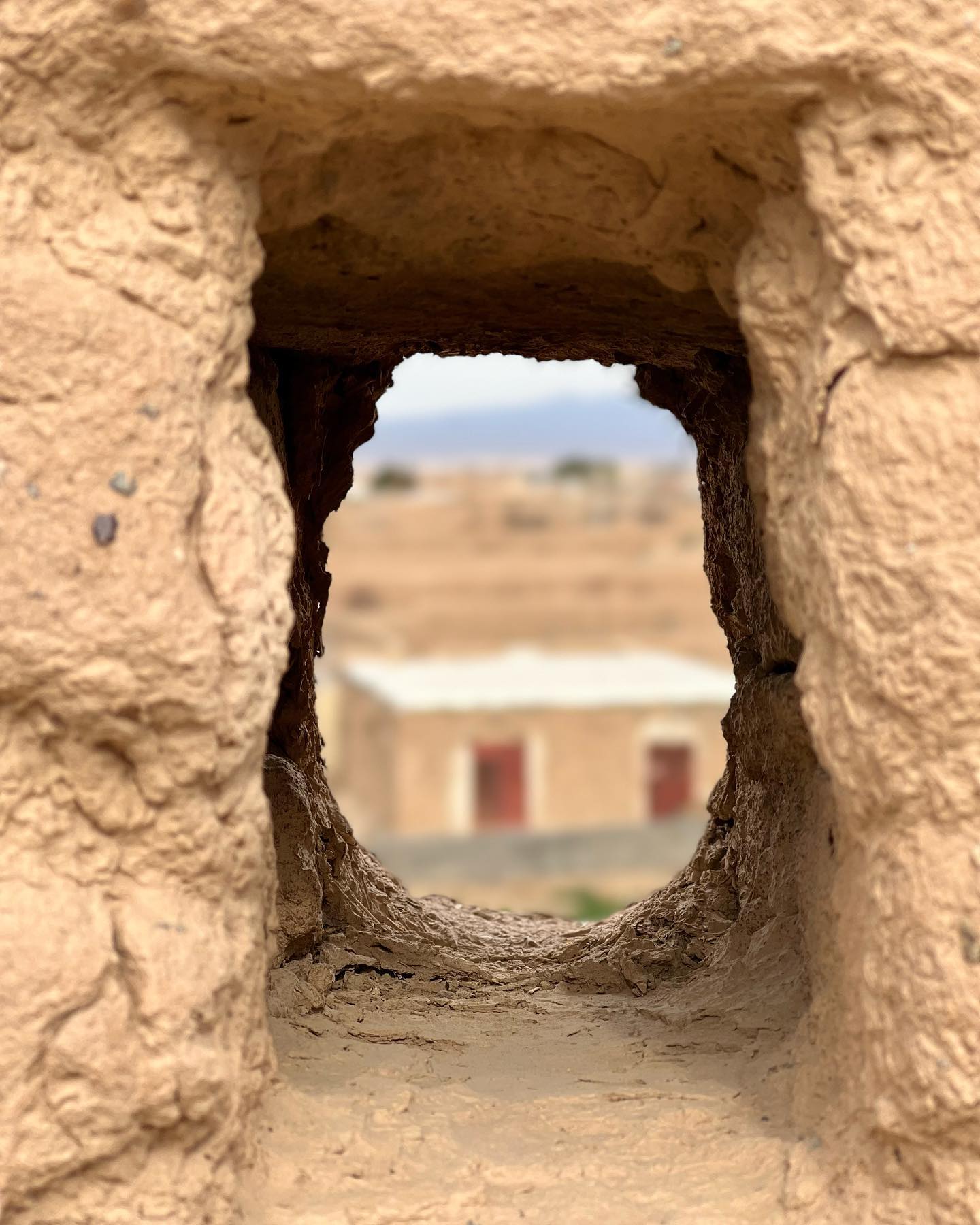 قلعه در حال تخریب ده آباد که در حال حاضر قابل ب… — تصویر ۴
