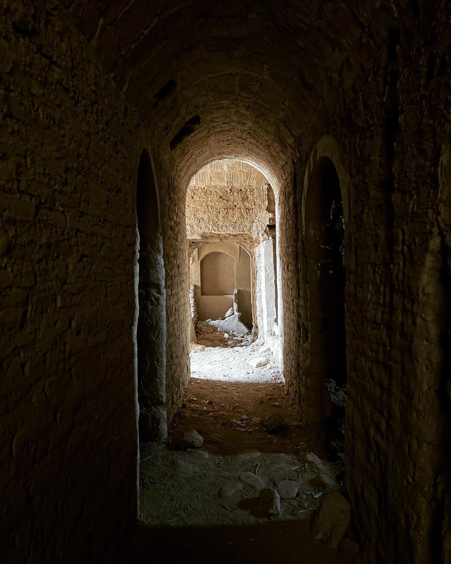 قلعه در حال تخریب ده آباد که در حال حاضر قابل ب… — تصویر ۵