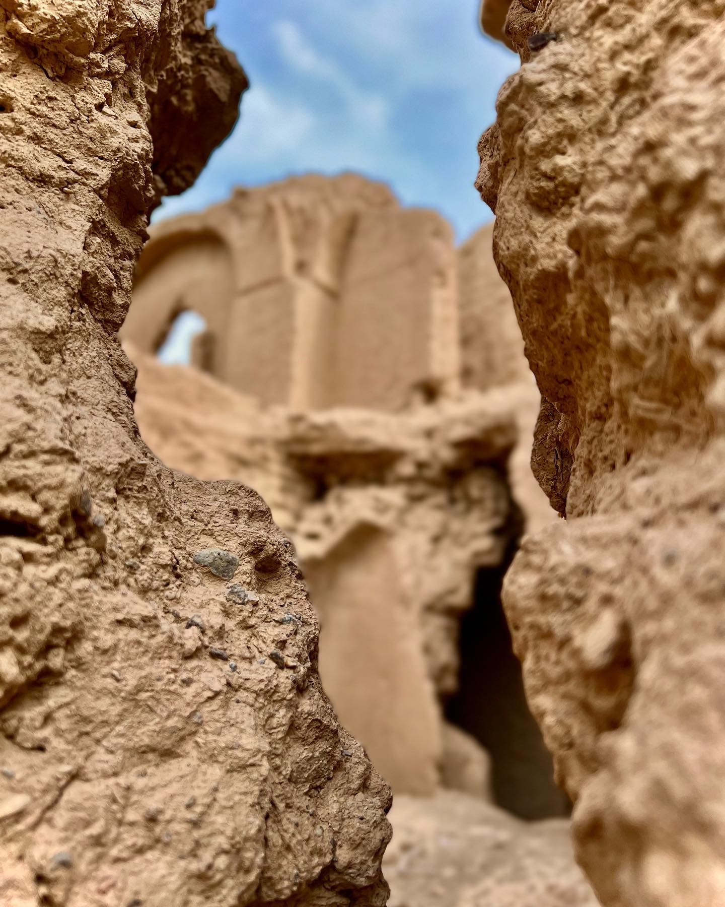قلعه در حال تخریب ده آباد که در حال حاضر قابل ب… — تصویر ۶