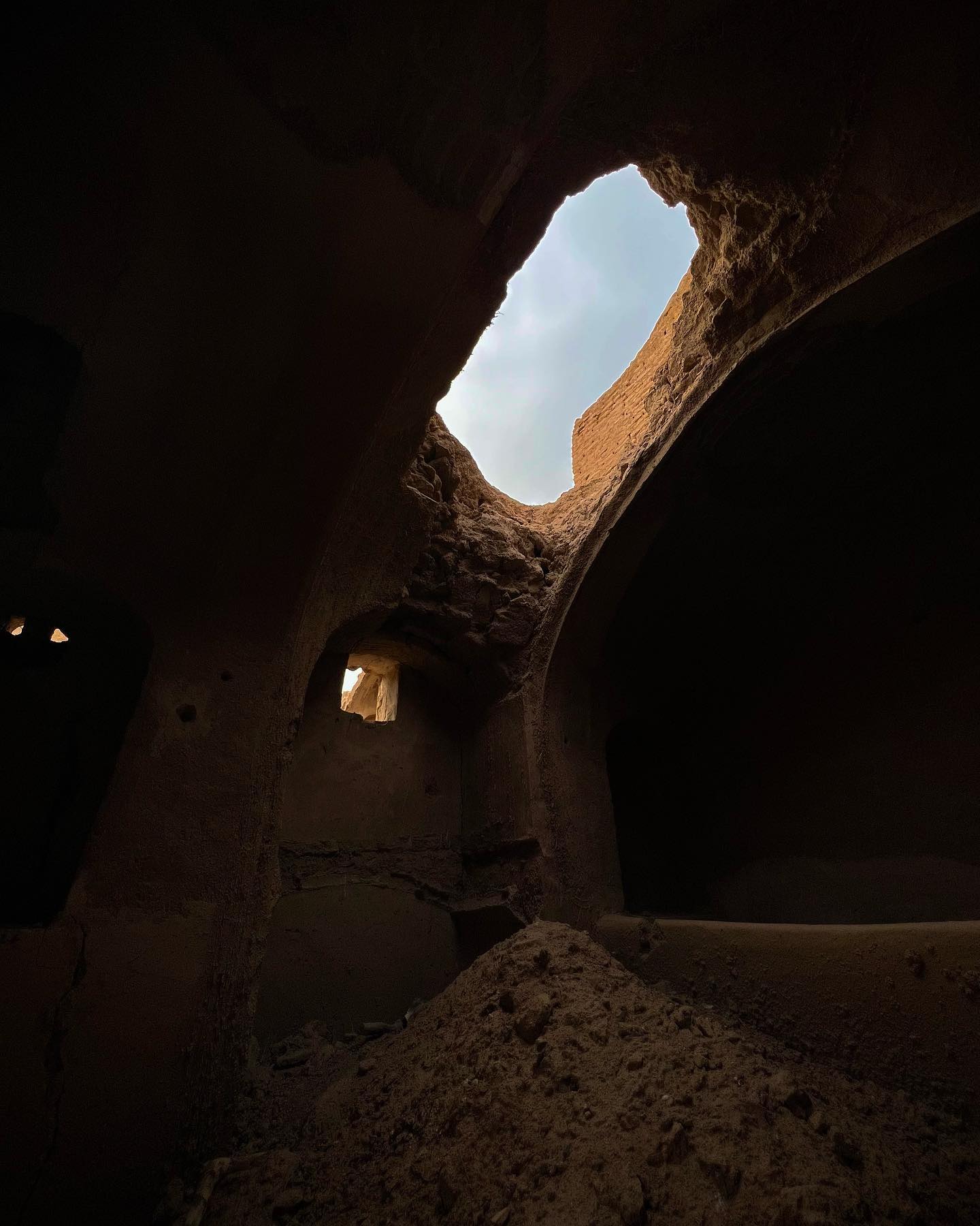 قلعه در حال تخریب ده آباد که در حال حاضر قابل ب… — تصویر ۷