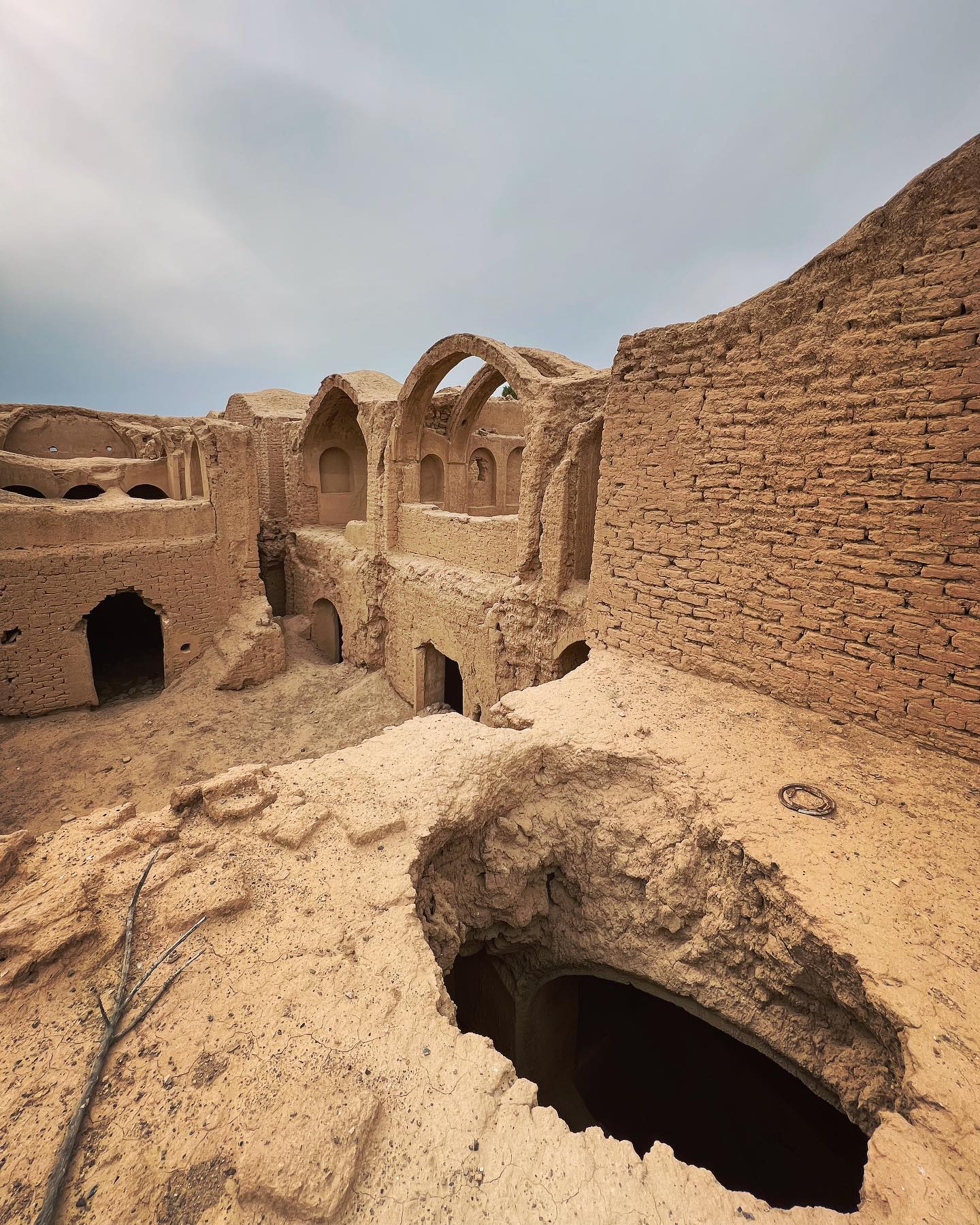 قلعه در حال تخریب ده آباد که در حال حاضر قابل ب… — تصویر ۹