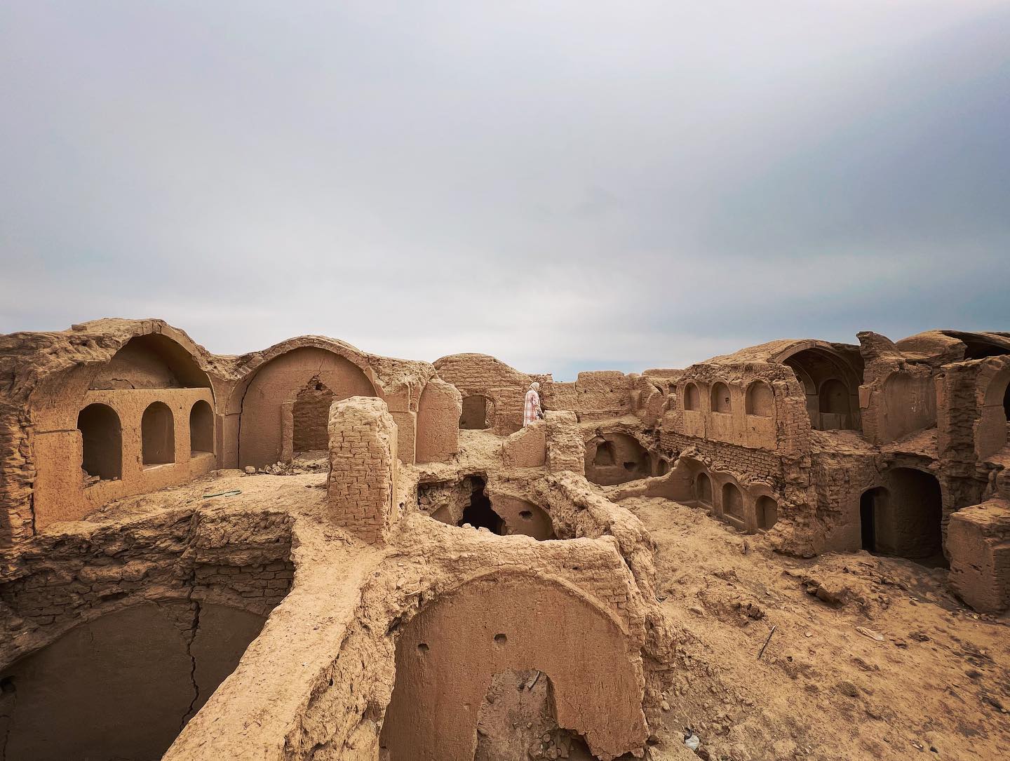 ٠ قلعه در حال تخریب ده آباد که در حال حاضر قابل… — تصویر ۳
