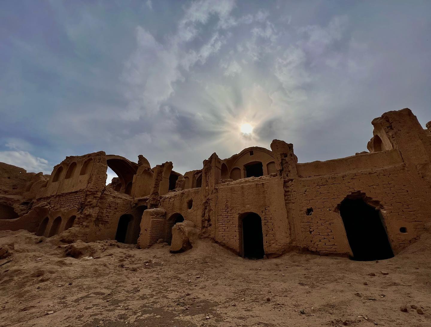 ٠ قلعه در حال تخریب ده آباد که در حال حاضر قابل… — تصویر ۴