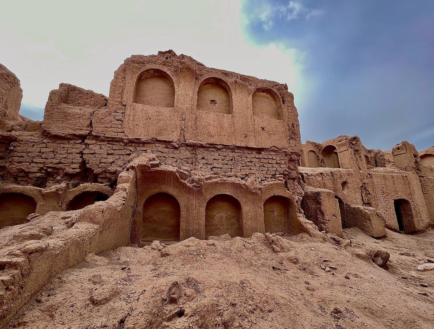 ٠ قلعه در حال تخریب ده آباد که در حال حاضر قابل… — تصویر ۵