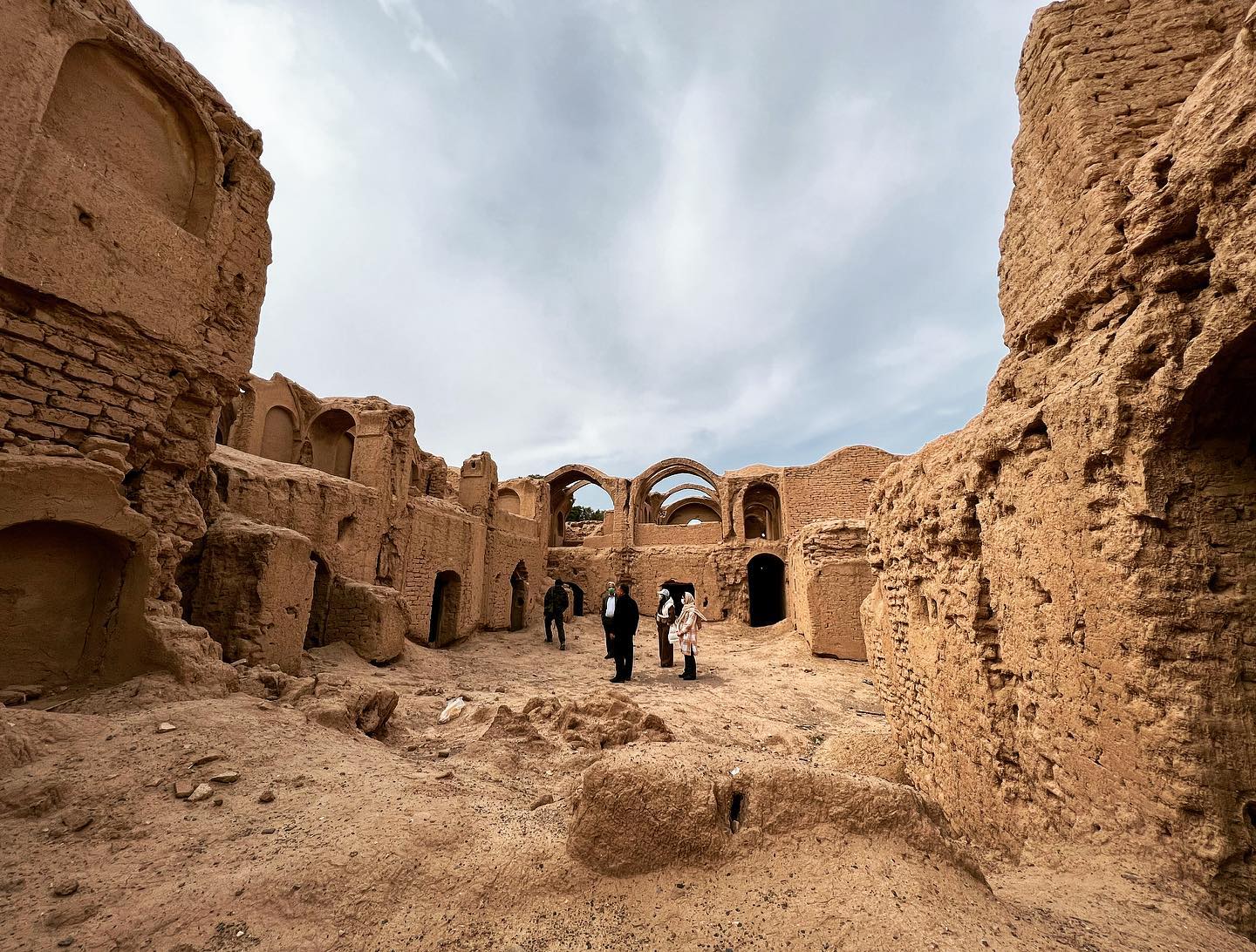 ٠ قلعه در حال تخریب ده آباد که در حال حاضر قابل… — تصویر ۶