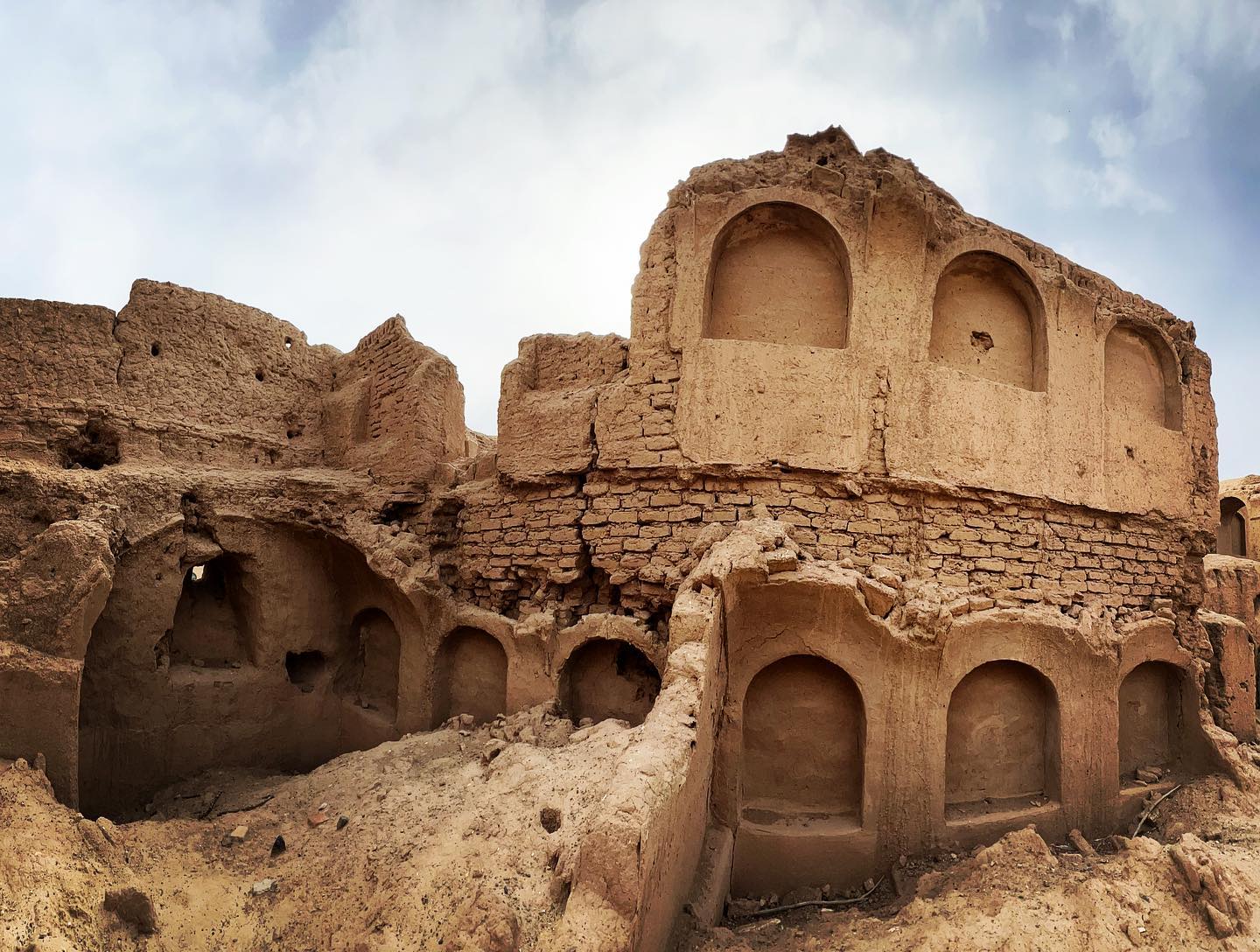 ٠ قلعه در حال تخریب ده آباد که در حال حاضر قابل… — تصویر ۷