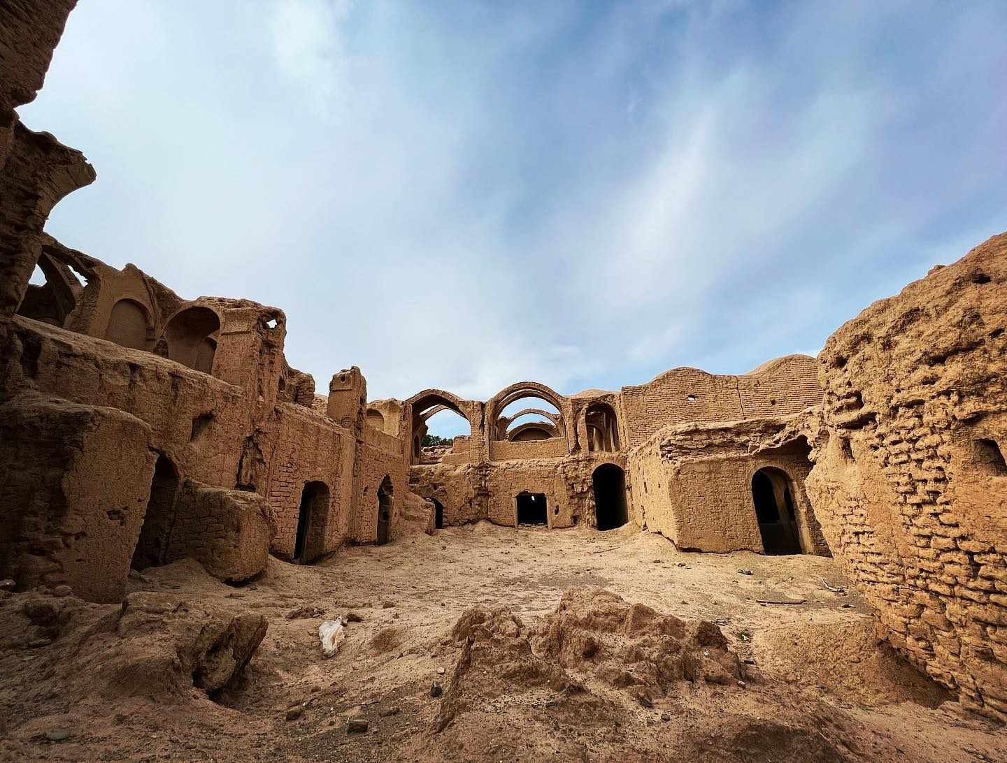 ٠ قلعه در حال تخریب ده آباد که در حال حاضر قابل… — تصویر ۸