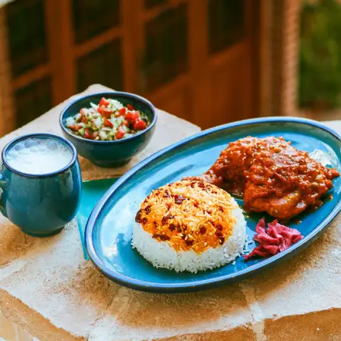 روستای ده آباد به جز جاذبه های تاریخی،طبیعت گردی،فرهنگی می‌تواند برای گردشگران ت
